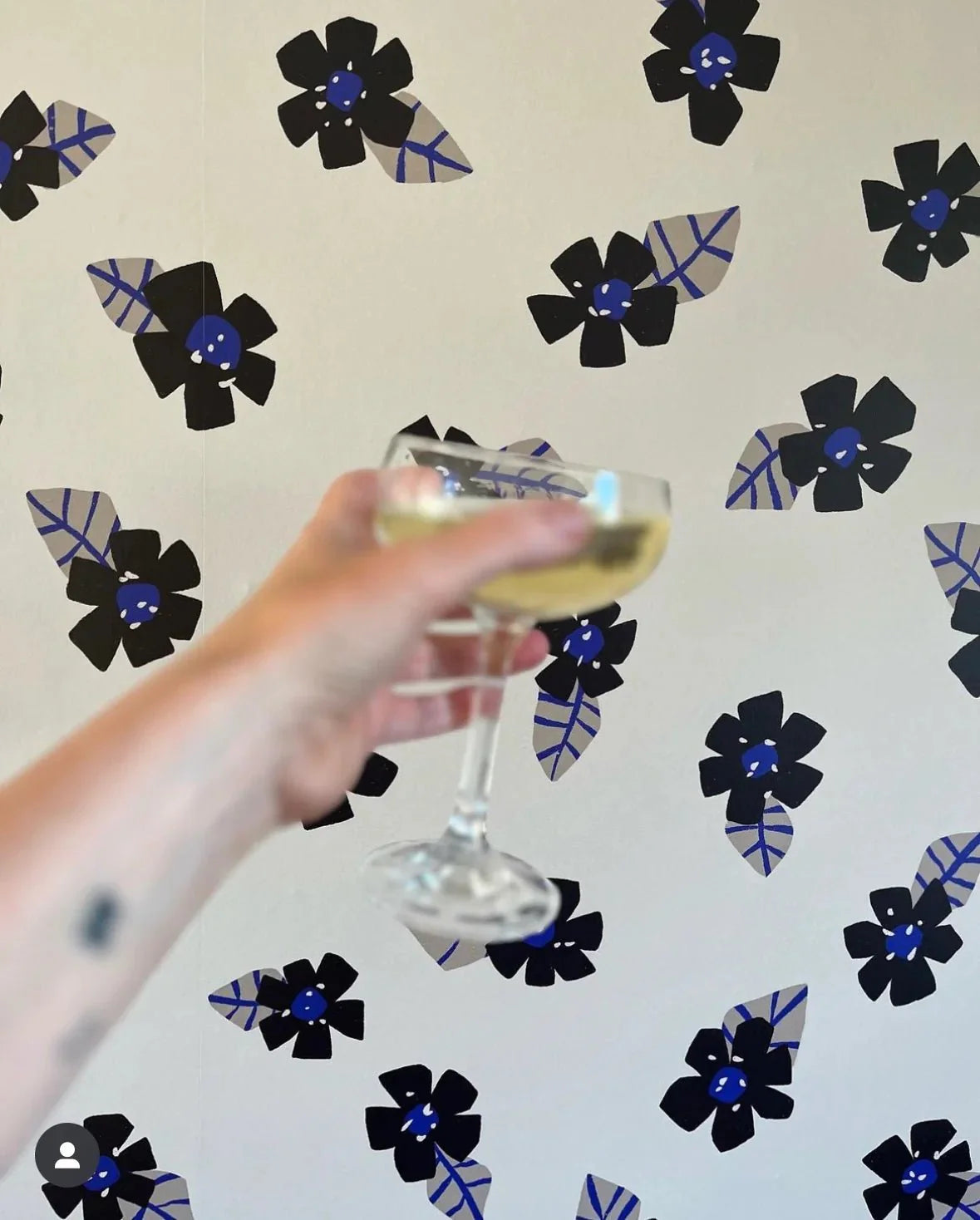 Behangstaal Meet Me at the Wall -  Poppy Flowers Light - Natural Noord