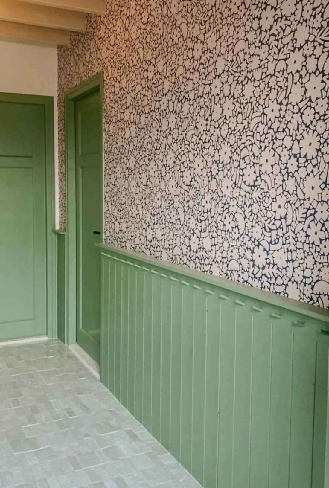 Behangstaal Meet Me at the Wall -  Flowerfield Blue - Naturel Noord