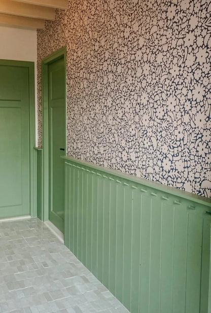 Behangstaal Meet Me at the Wall -  Flowerfield Blue - Naturel Noord