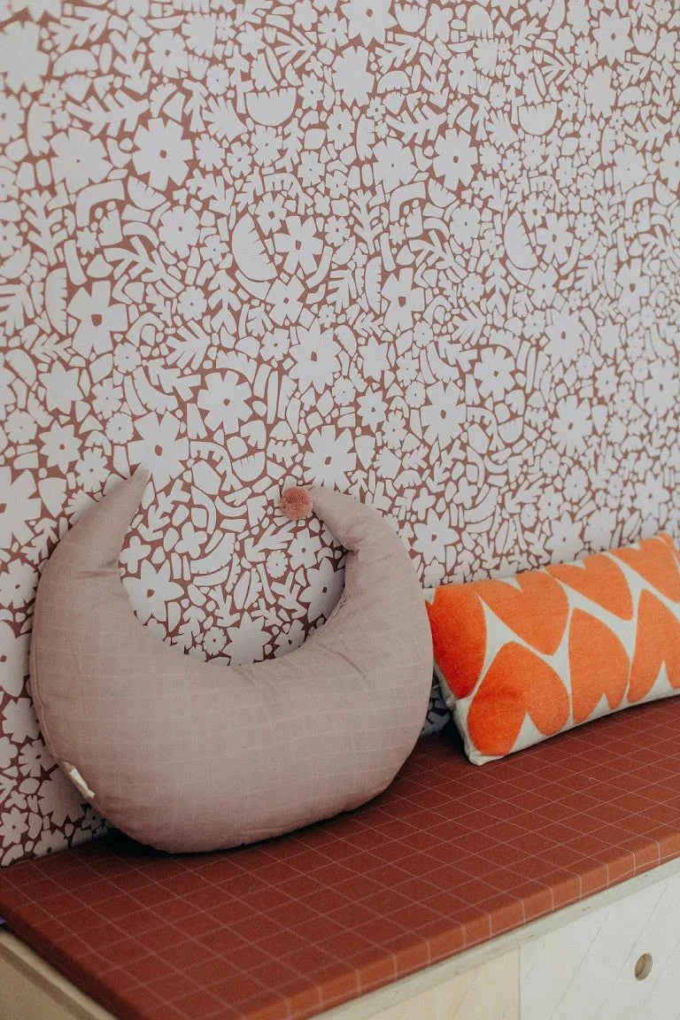 Behangstaal Meet Me at the Wall -  Flowerfield Warm Taupe  - Naturel Noord