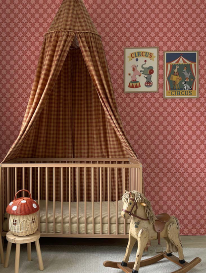 Nostalgische meisjeskamer gestyled met Atelier Chien rood roze bloemetjesbehang
