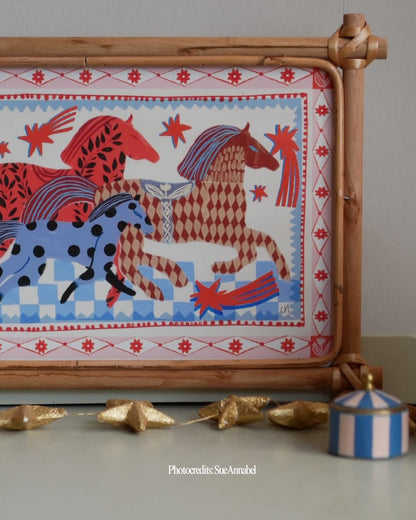 Kleurrijke kunstposter van Carole Hillman met illustratie van paarden in een bamboe lijst, gedecoreerd met gouden sterren op de voorgrond