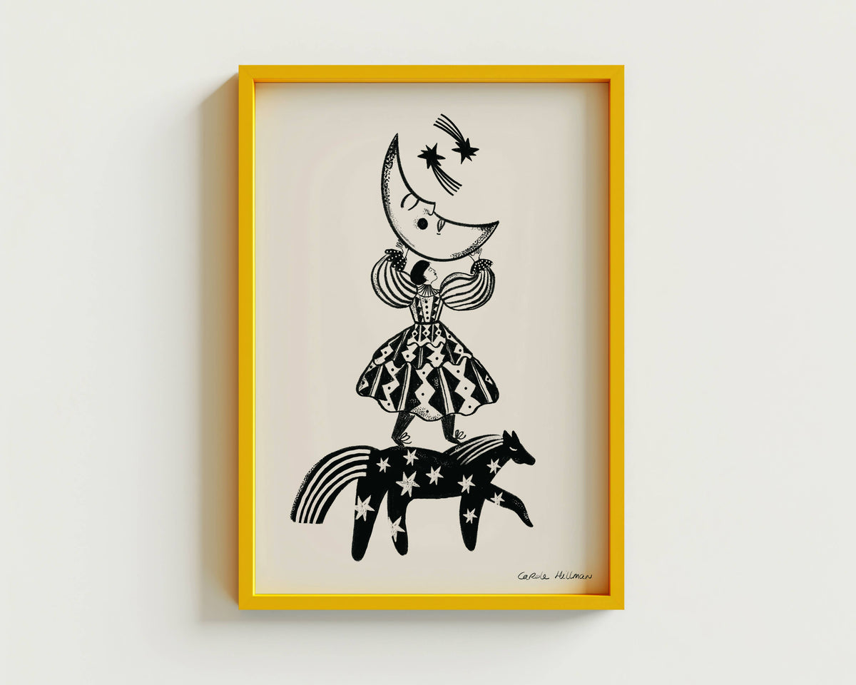 Carole Hillman kunstprint Folkdromer ingelijst in een opvallende gele lijst tegen een lichte muur