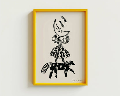 Carole Hillman kunstprint Folkdromer ingelijst in een opvallende gele lijst tegen een lichte muur