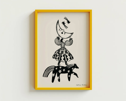 Carole Hillman kunstprint Folkdromer ingelijst in een opvallende gele lijst tegen een lichte muur