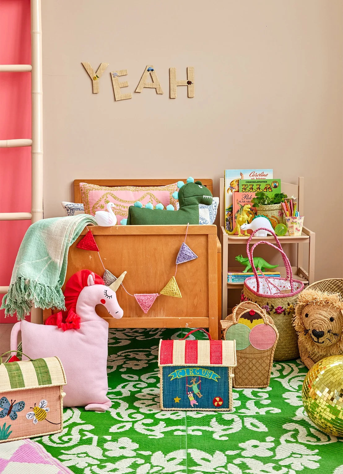 Vrolijke kinderkamer met het Rice raffia opberghuisje Butterfly mini op een groen kleed