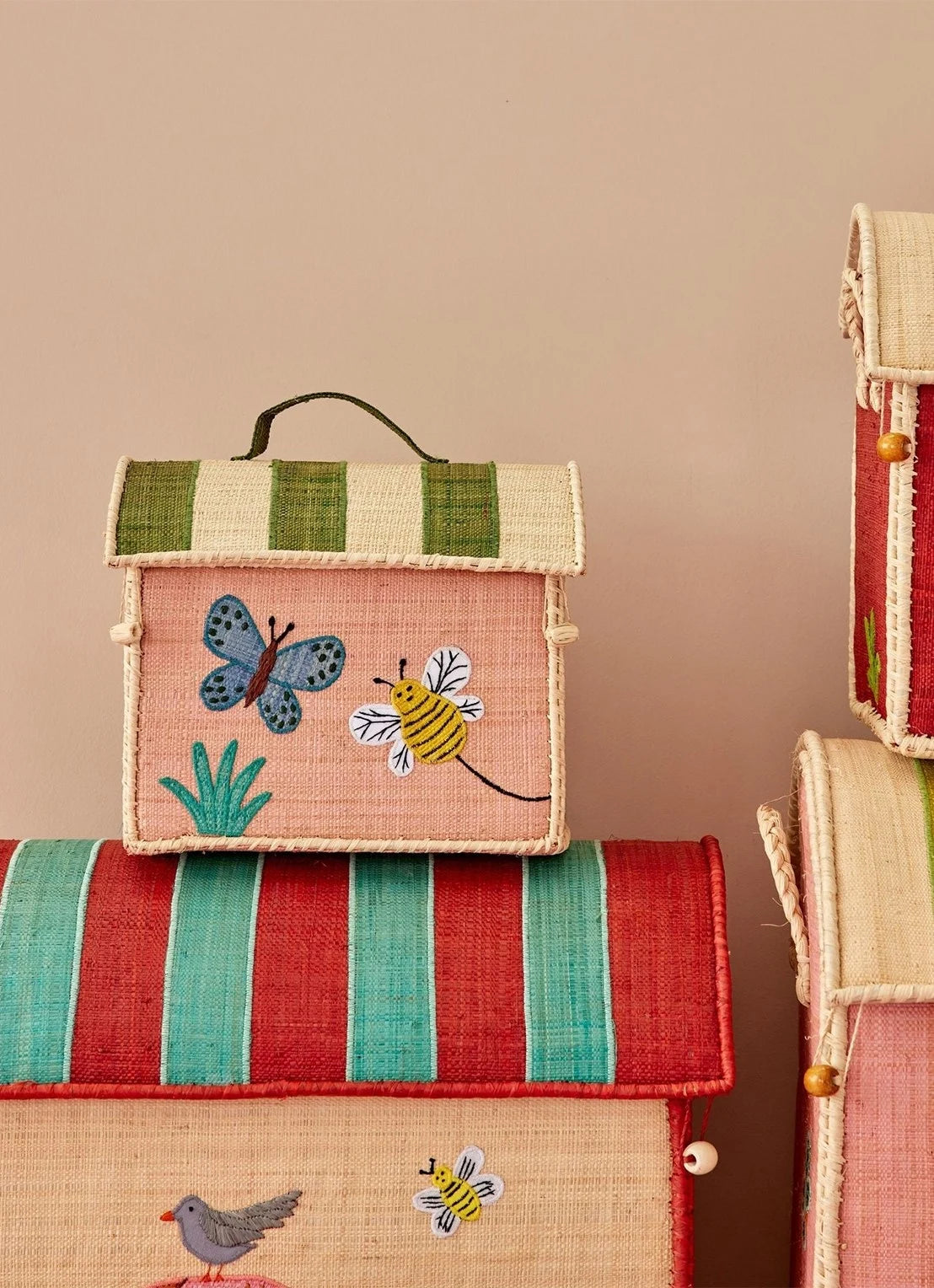 Rice raffia opberghuisje Butterfly mini geplaatst op grotere opbergmanden